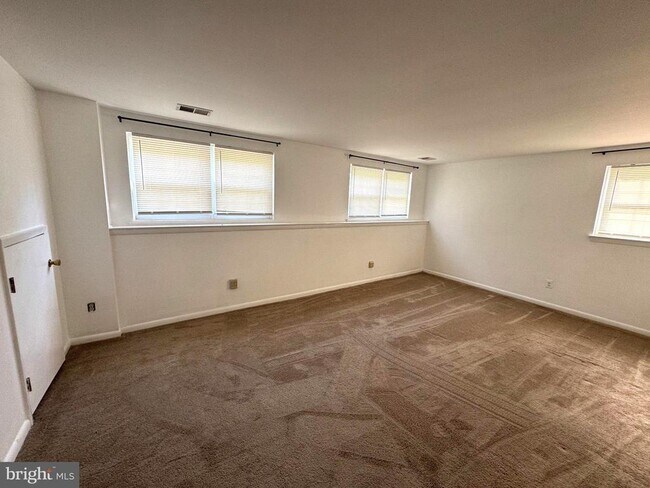 Building Photo - 1234 Pleasant Valley Dr