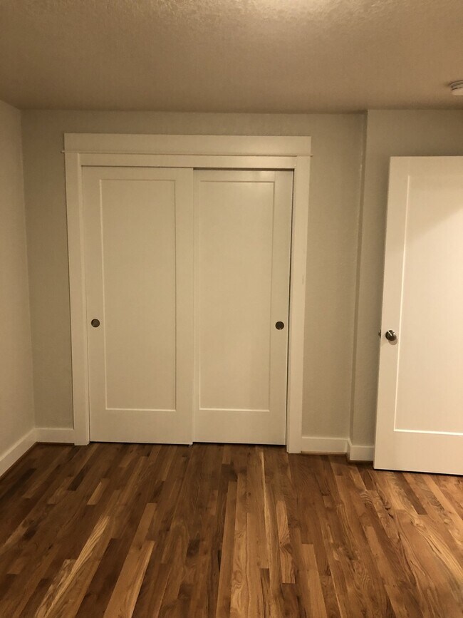 Building Photo - Like New Modern 2BD First Floor New Hardwo...