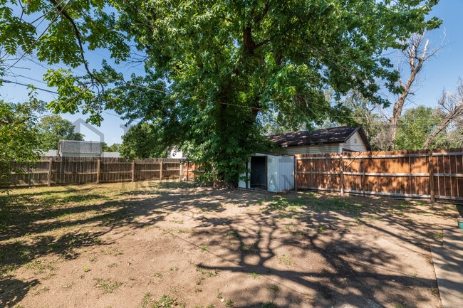 Building Photo - 617 N Clara St