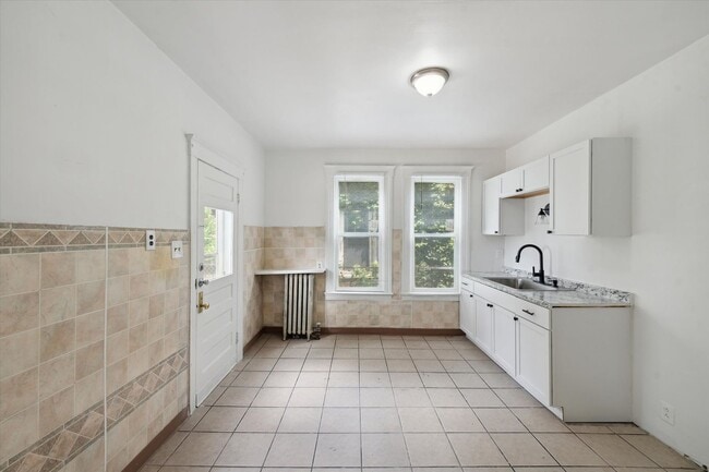 Building Photo - 4 Bedroom 2 Bath $1425