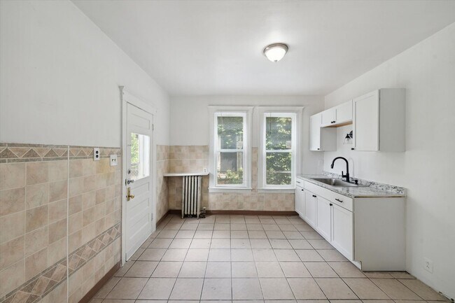 Building Photo - 4 Bedroom 2 Bath $1,500