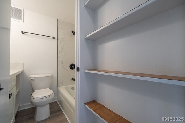 Building Photo - $2,900/mo | 2BR | 1BA | 620 sq. ft. | Move...