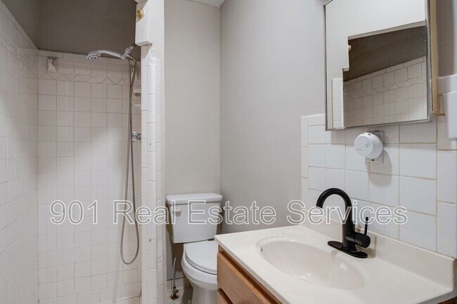 Building Photo - 398 N Highland St