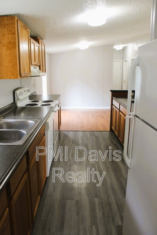 Building Photo - 4687 Mayflower St