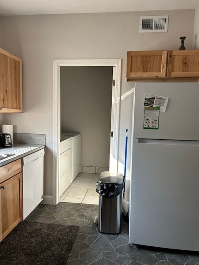 Building Photo - Adorable One bed/One bath furnished house!