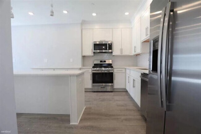 Building Photo - 124 Kenrick St