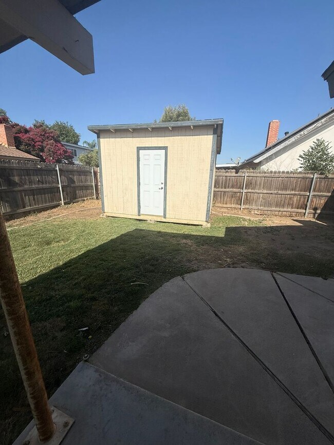 Building Photo - Spacious 4-Bedroom + 2 Bonus Rooms | Near ...