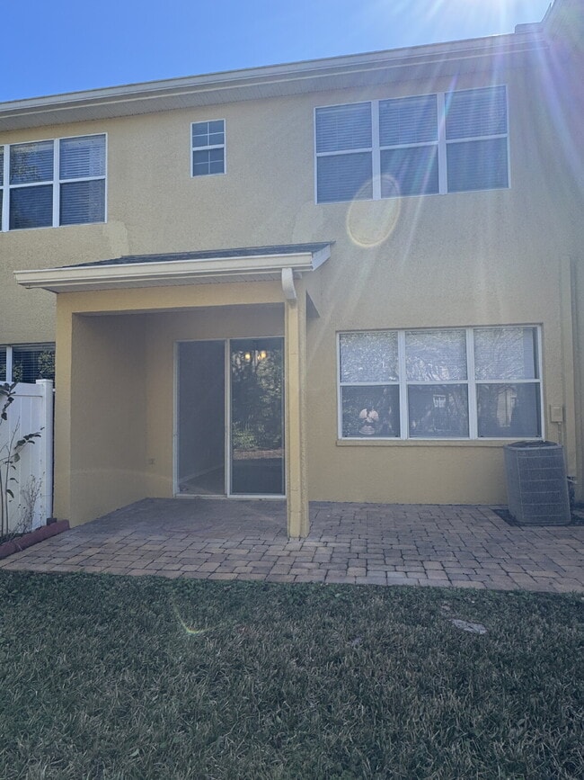 Building Photo - "Charming 3-Bed Oasis in Tampa's Heart – Spacious 1,443 Sq. Ft. with 2.5 Baths!"