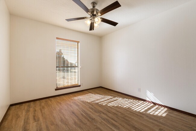 Building Photo - 7401 Scotts Pl NE