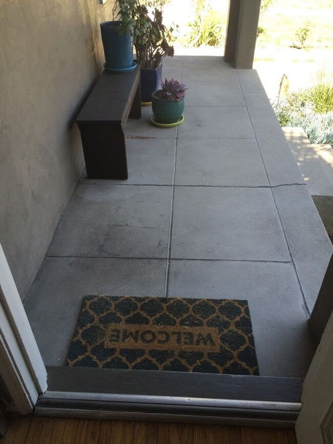 Building Photo - This charming, updated 2-bedroom, 2-bathroom home in a great Culver City location is now available!