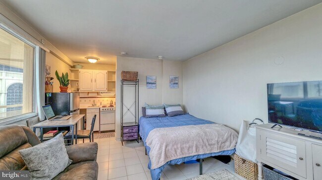 Building Photo - 108 S Montpelier Ave