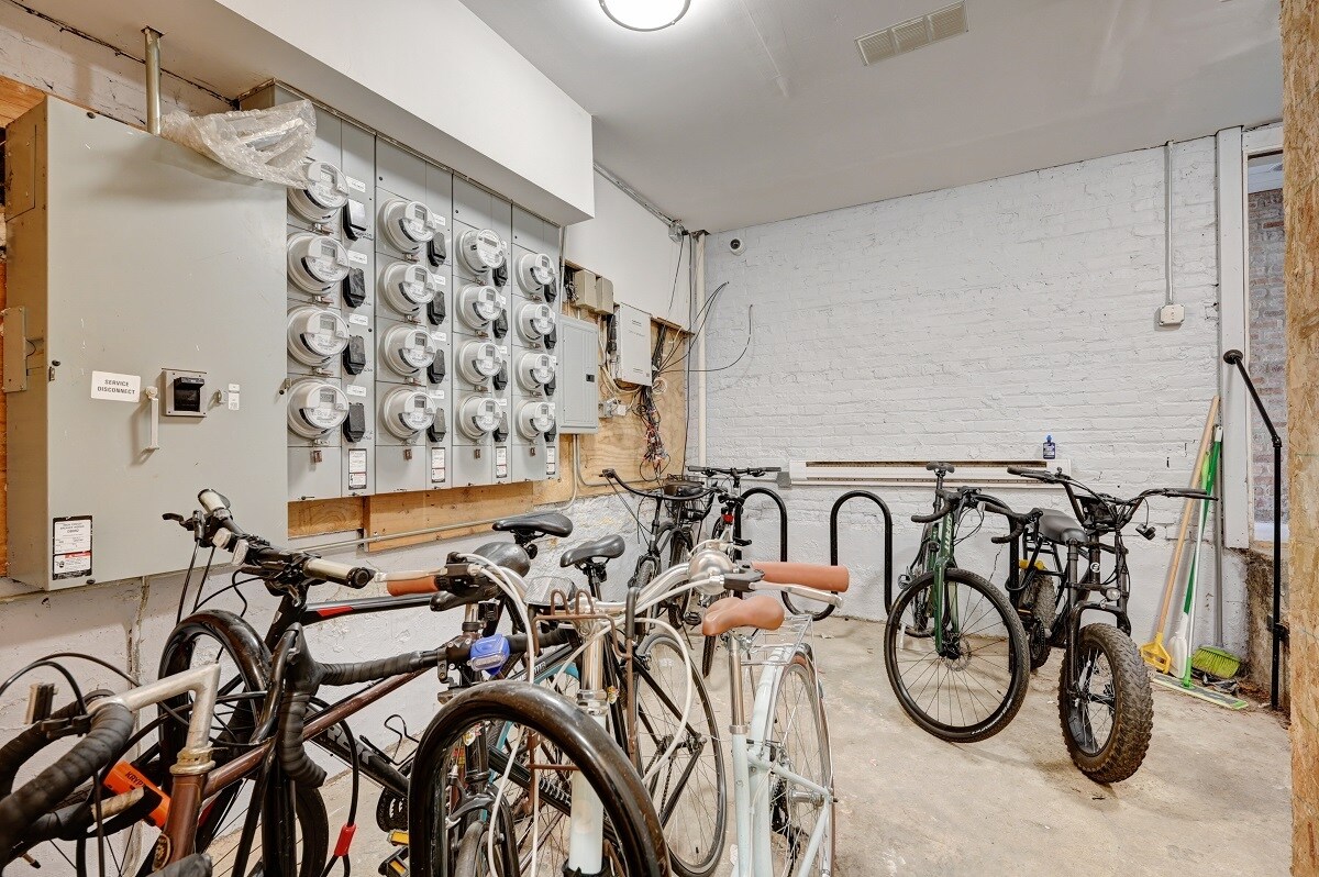 Building Photo - 1430 N Maplewood Ave