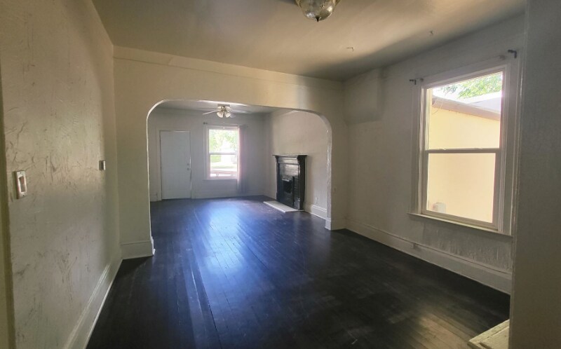 Building Photo - 1421 N Corona St
