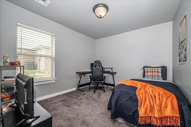 Building Photo - 10300 Glover River Dr
