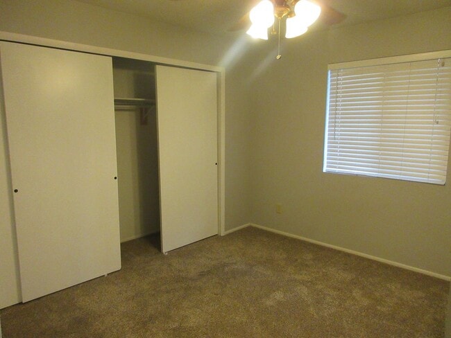 Building Photo - 2 bed, 1 bath Twinhome with attached garage