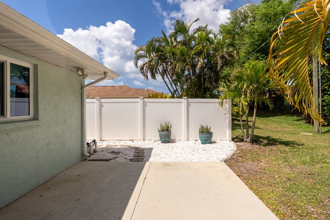 Building Photo - 153 Hourglass Dr