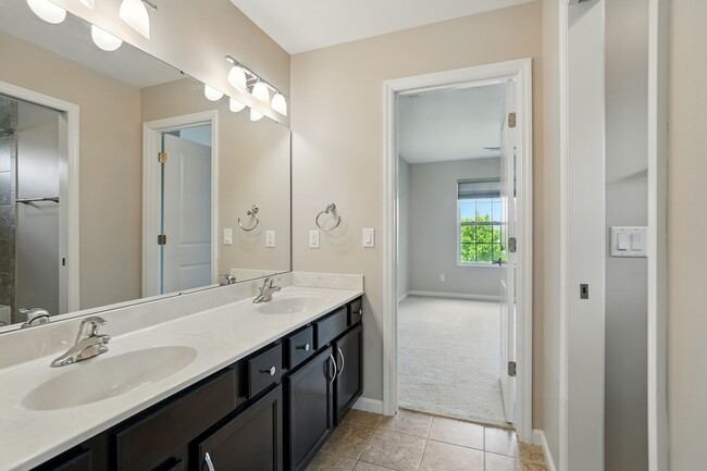 Building Photo - Five Bedroom House in Deerfield Township!