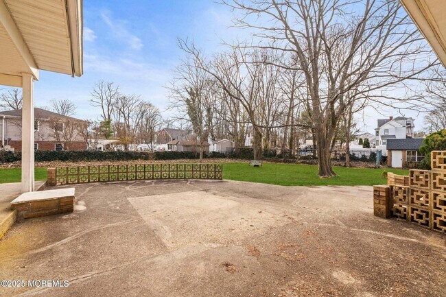 Building Photo - 564 Monmouth Pl
