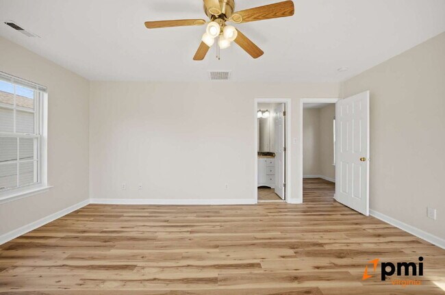 Building Photo - 3 BEDROOM 2.5 BATH WITH FENCED IN YARD AND DETACHED GARAGE FOR RENT IN NORFOLK!