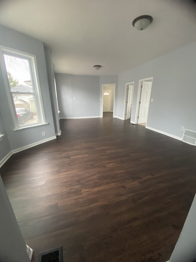 Living/Dining room, open concept. - 922 Summer St