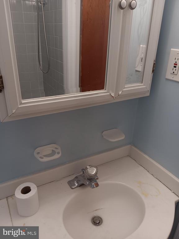 Building Photo - 4 S Academy Ave