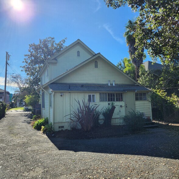 Building Photo - 923 Cherry St