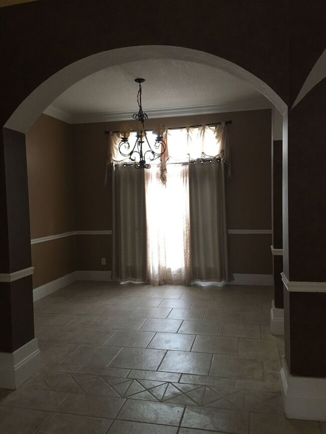 Building Photo - Beautiful, Custom-Built Home in Established & Coveted MOWAT HIGHLANDS!