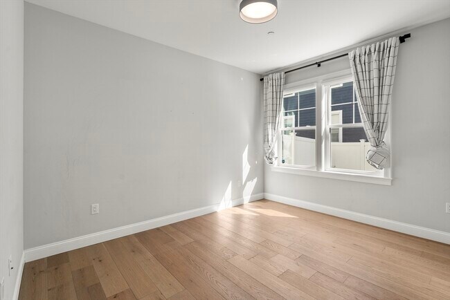Building Photo - 54 Pleasant St