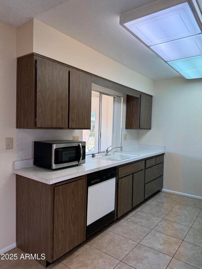 Building Photo - 9338 W Glen Oaks Cir N