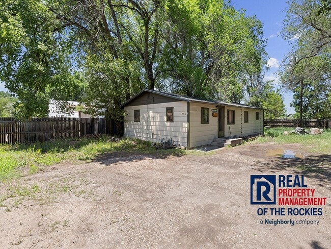 Building Photo - 2 Bed, 2 Bath with Yard, Parking & Laundry...
