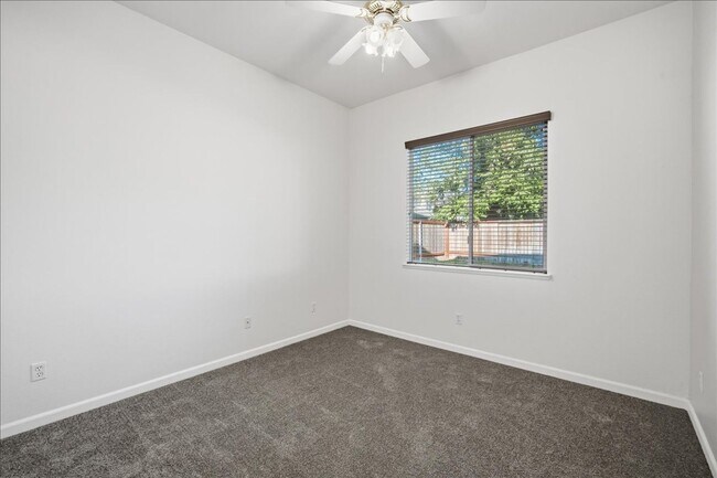 Building Photo - 121 Conner Cir