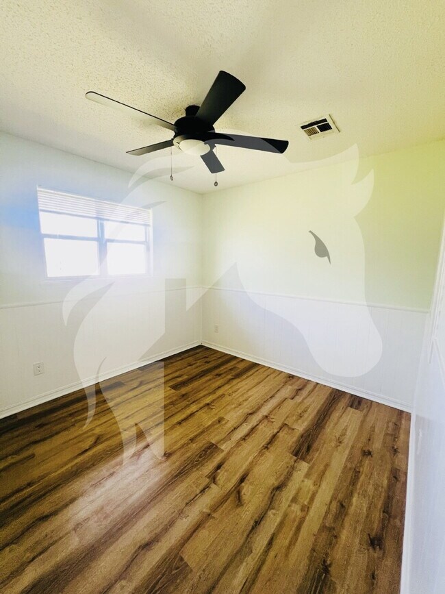 Building Photo - "Charming 4-Bedroom Home with Spacious Living at 840 North Windemere Drive, Moore, OK!"