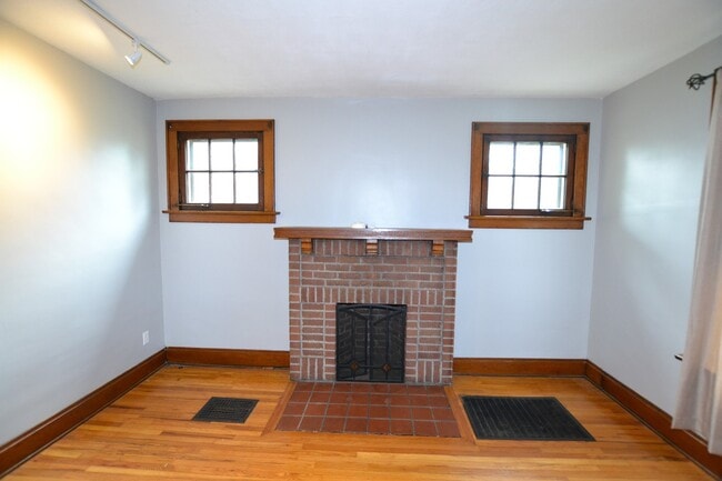 Building Photo - Beautiful woodwork in this incredible Clin...
