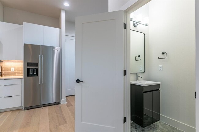 Building Photo - 2008 Canterbury St