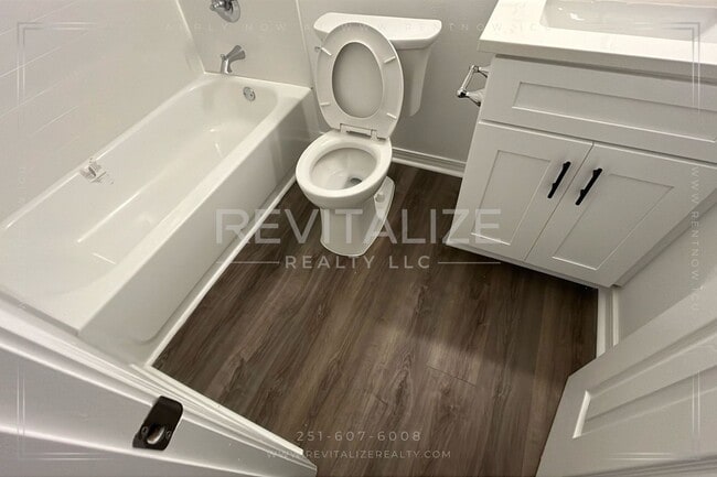 Building Photo - Newly Renovated 3 Bedroom/1 Bathroom Home ...