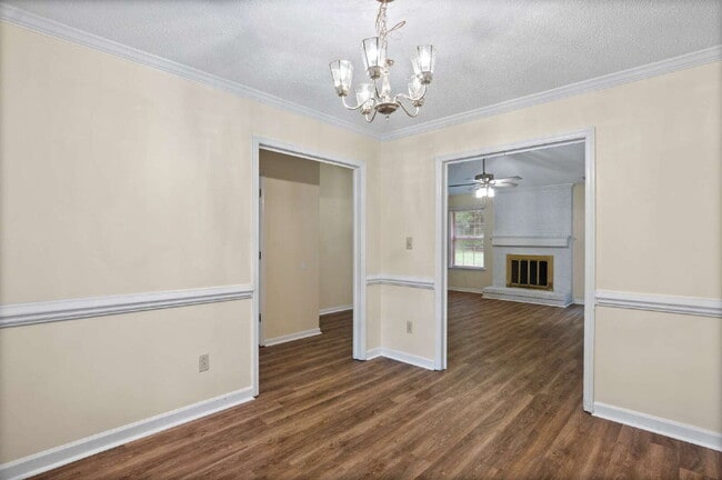 Building Photo - Spacious 4-Bedroom Home in a Prime Locatio...
