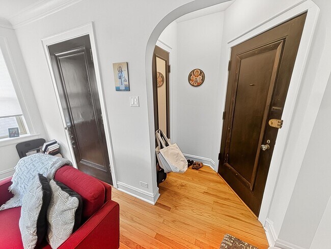 Building Photo - Spacious 1 BR - New Renovation Near the Lake on Quiet Block!
