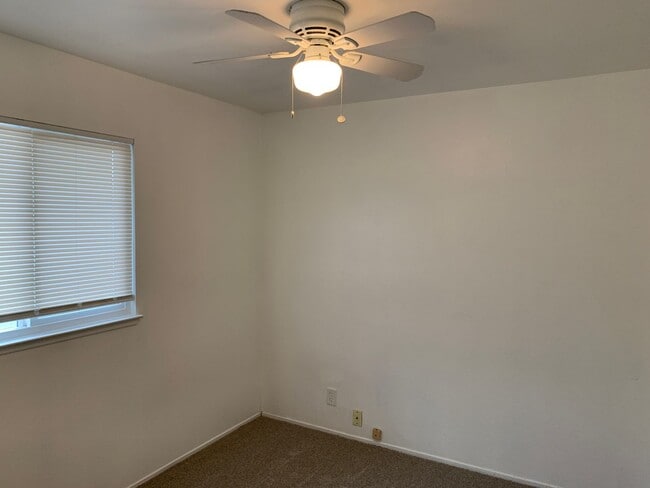 Building Photo - Super clean and move-in ready 3 Bedroom, 2 Bath!!