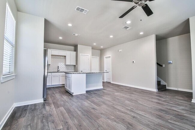 Building Photo - 208 Lake Ct