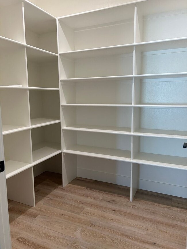 Building Photo - Custom Condo in Hamilton