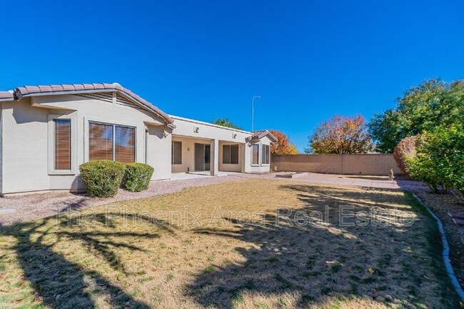 Building Photo - 2741 E Yellowstone Pl