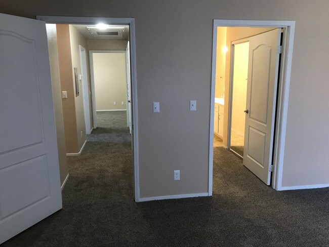 Building Photo - 2 bedroom 2 bathroom Condo