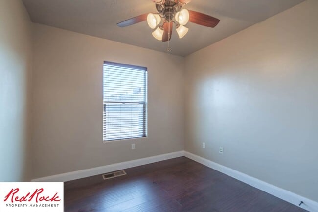 Building Photo - 3 Bedroom Townhome In Southgate Community