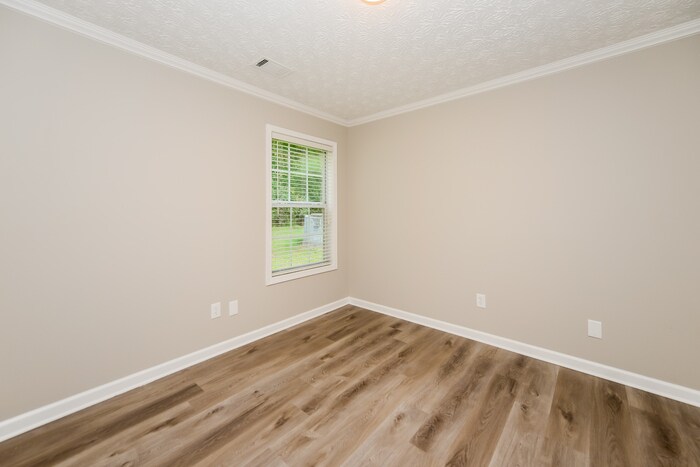 Building Photo - 700 Castlebrooke Dr SE