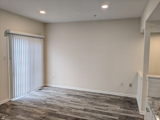 Building Photo - Completely Renovated Townhouse in establis...