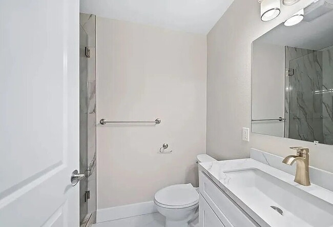 Building Photo - "Charming 3-Bed Townhouse with Granite Countertops & Hardwood Floors in Santa Ana!"