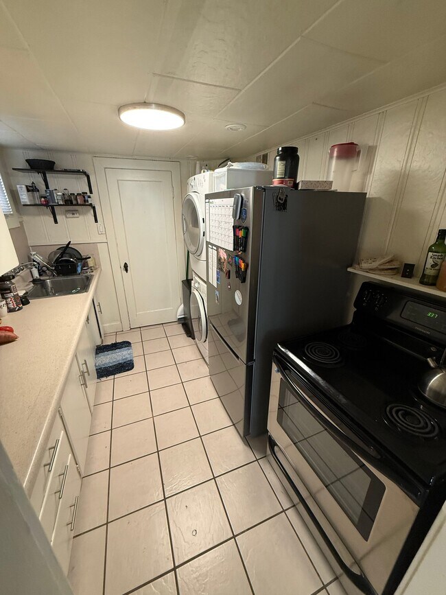 Building Photo - 1067 S 400 E