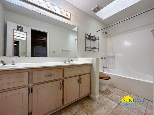 Building Photo - Adorable 2 Bedroom with New Flooring in FWB!