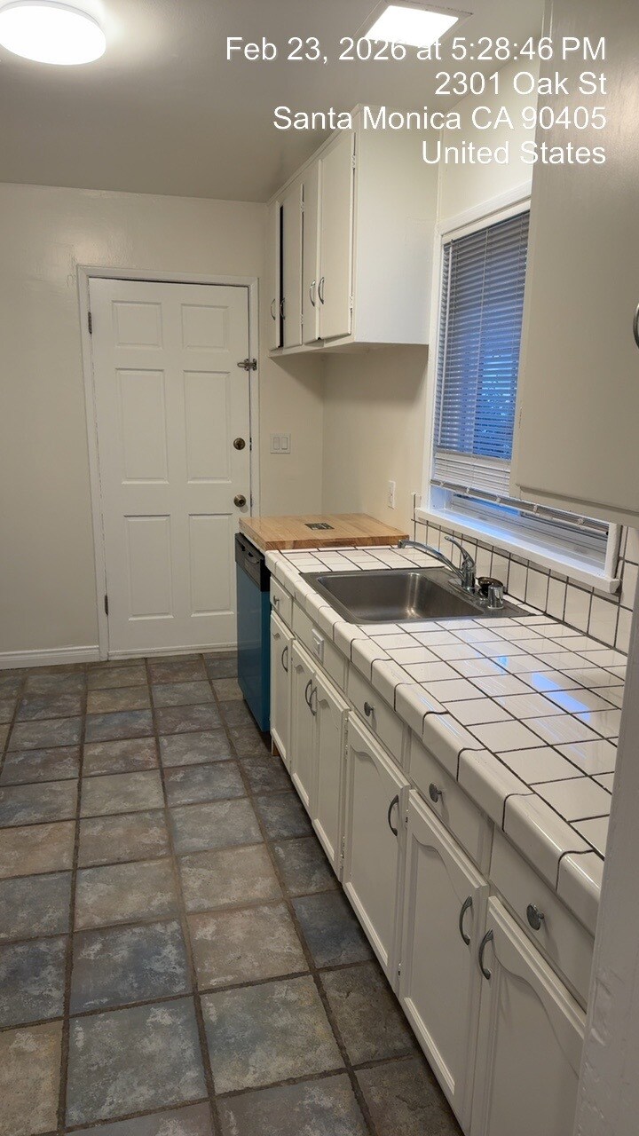 Building Photo - 2301 Oak St