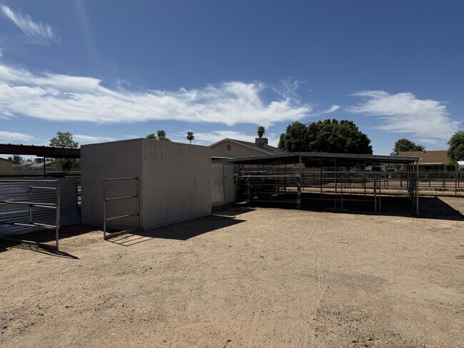Building Photo - Horse Property 3 bedroom, 2 Bath